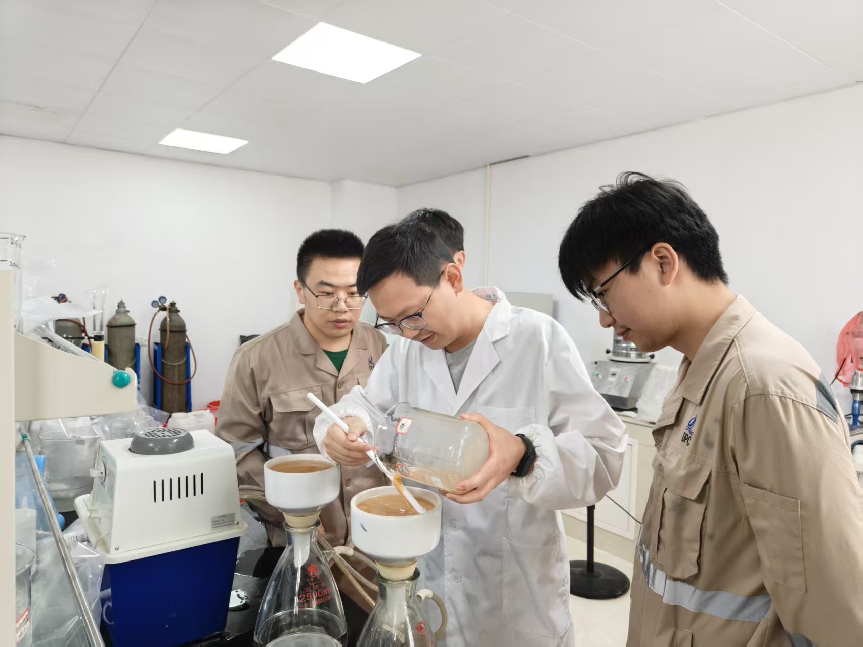 扎根锂业，攻坚路上让“锂”想花开｜永利3044noc锂业研发部90后工程师徐苗